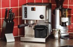 Dreamfarm Grindenstein Knock Box - Black 7 Dreamfarm Grindenstein Knock Box - Black -Coffee Machine Shop Dreamfarm Grindenstein Scene Charcoal 1 6343a759 88ae 4f5b a300 17e0236d7fa4