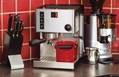 Dreamfarm Grindenstein Knock Box - Red -Coffee Machine Shop Dreamfarm Grindenstein Scene FireTruck 12 20465b74 e815 4b85 80ca 03460b3acda1